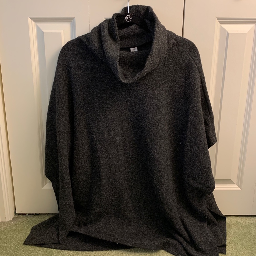 Short sleeve sweater